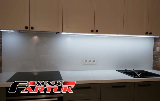 Стеклянный фартук для кухни Однотонные скинали (каталог RAL, NCS) №37bccf74-083a-4627-ac42-da86a76e9ba4