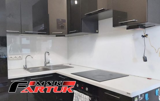 Стеклянный фартук для кухни Однотонные скинали (каталог RAL, NCS) №4502ef39-f83e-42d9-a4b4-d0edc9ee980a
