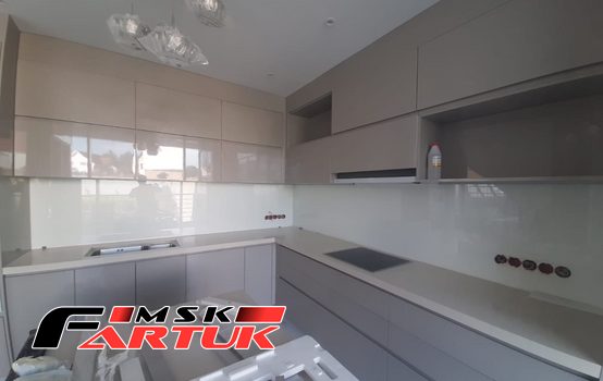 Стеклянный фартук для кухни Однотонные скинали (каталог RAL, NCS) №aba88964-fdcd-4375-87fd-8486822902ed