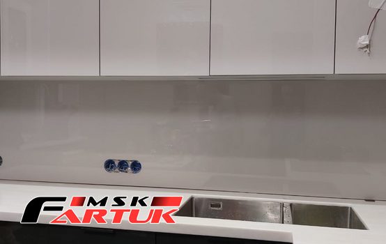 Стеклянный фартук для кухни Однотонные скинали (каталог RAL, NCS) №b85636a2-7009-468d-9181-ff98c90e8417